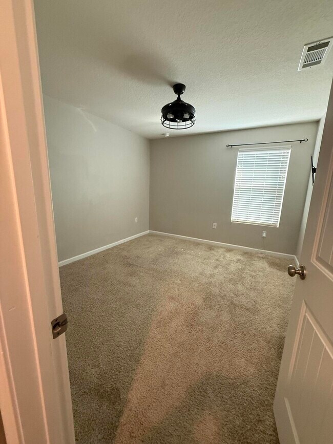 Building Photo - 1004 Limpkin St