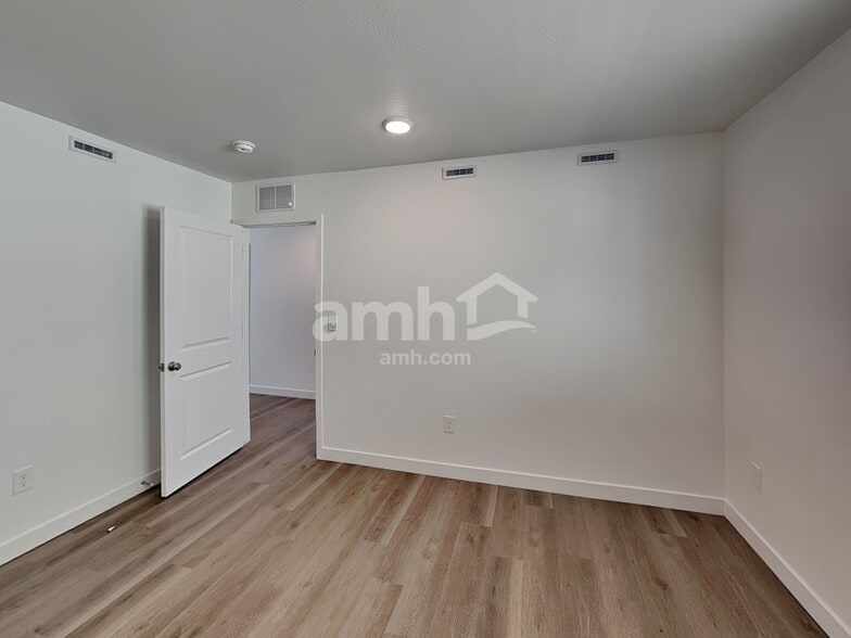 Building Photo - 9724 W Parkway Dr