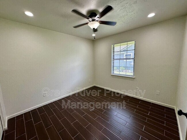 Building Photo - 3288 Deerfield Pointe Dr