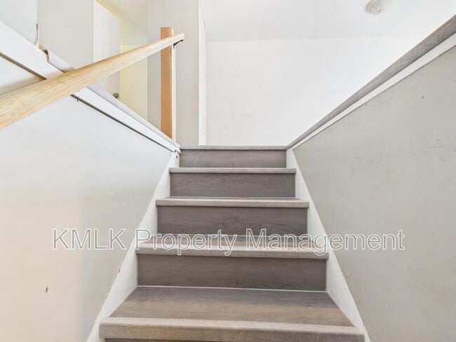Building Photo - 701 Kling St
