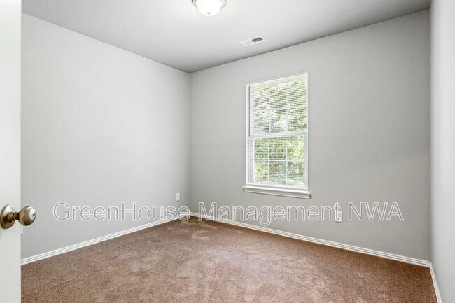 Building Photo - 820 Baker St NW