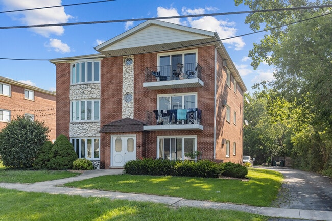 Building Photo - 16035 Laramie Ave