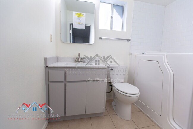 Building Photo - 5706 E Des Moines St