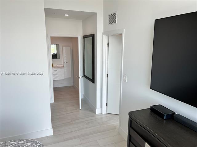 Building Photo - 2525 SW 3rd Ave