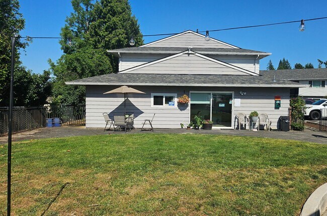 Building Photo - Spacious 3-Bedroom Apartment with Limited-...