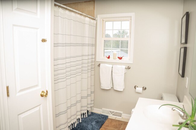 Building Photo - Charming 3 Bedroom, 1.5 Bath Townhome - EL...