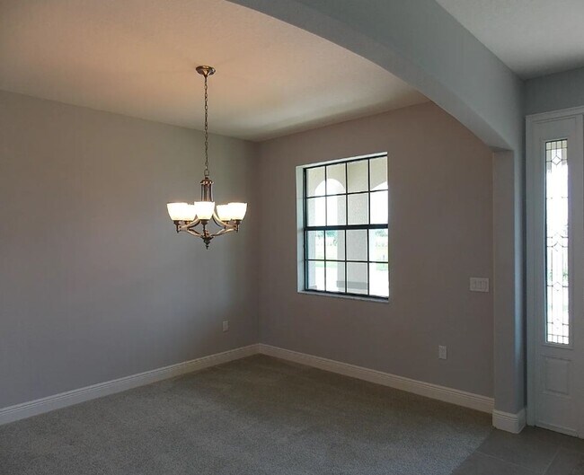 Building Photo - Spacious 5BR/4BA Home with Pool in Riverview