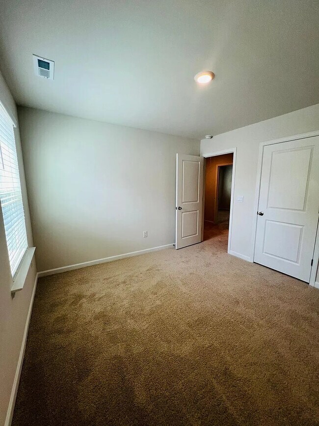 Building Photo - 250 Palm Dr