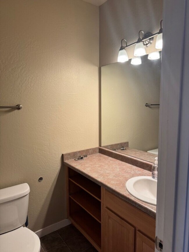 Building Photo - **SPECIAL** FIRST MONTH FREE W/ ONE YEAR LEASE/ 3 LEVEL CONDO W/ UPGRADES, GARAGE/ FENCED YARD