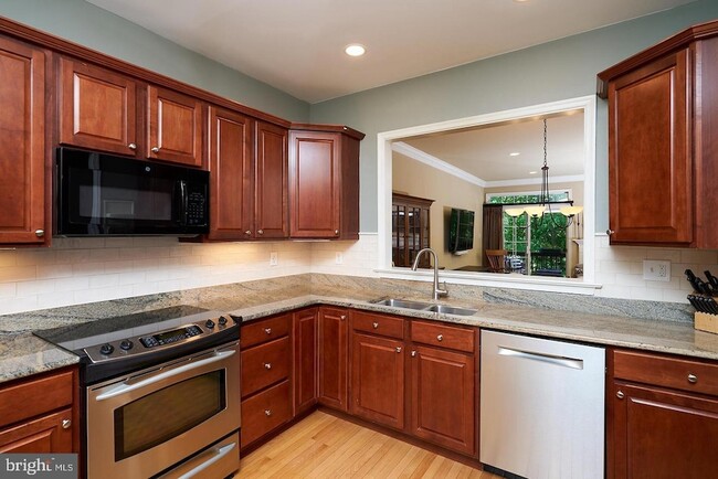 Building Photo - 138 Whispering Oaks Dr