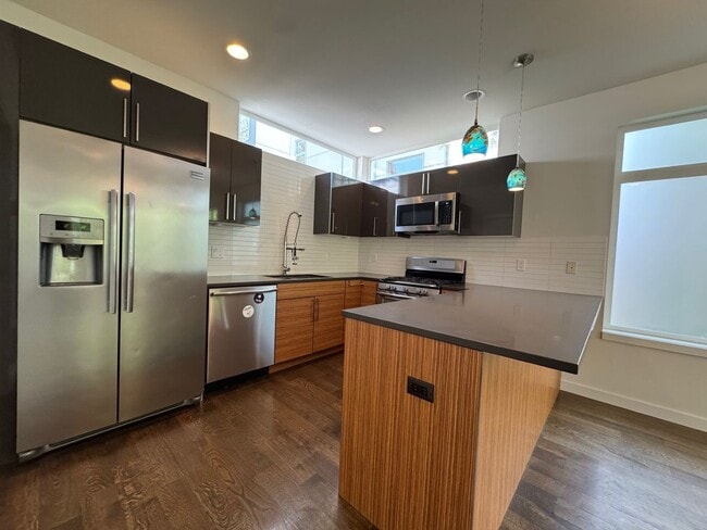 Building Photo - Modern 2 bed 2 bath townhome in Eastlake with panoramic view of Lake Union