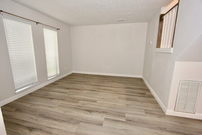 Building Photo - 3015 Green Fields Dr