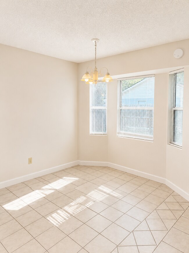 Building Photo - 3 Bedroom | 2 Bathroom Home with Fenced Yard