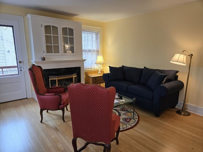 Building Photo - Furnished charming 2 Bedroom in Downtown Madison