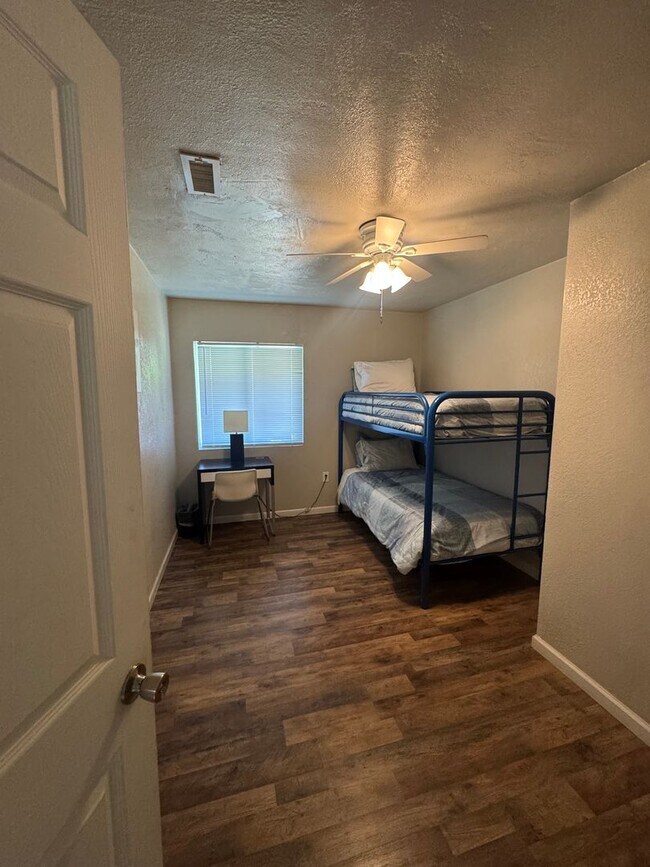 Building Photo - FURNISHED OR UNFURNISHED 5 BEDROOM 3 BATH HOME WITH POOL