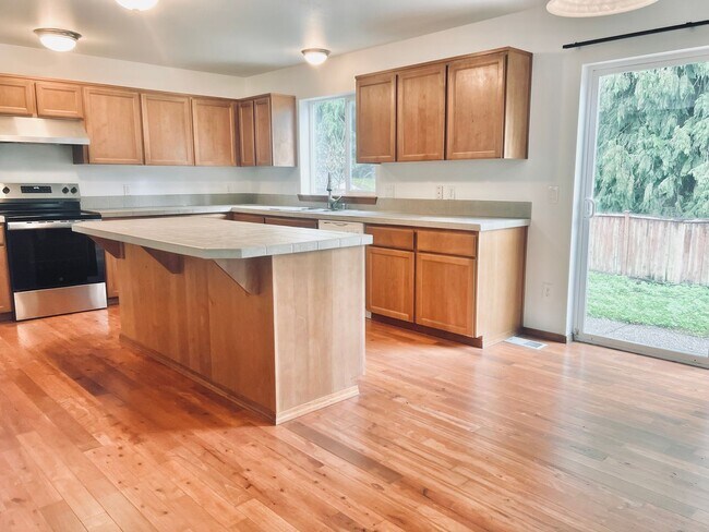 Building Photo - Enormous 4 Bed 2.5Bath + Bonus Room Great Lacey Neighborhood