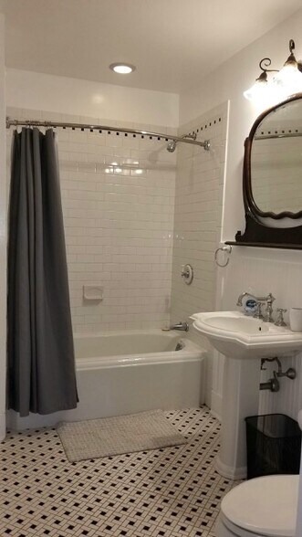 Building Photo - 257 Main St