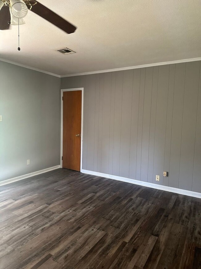 Building Photo - Roomy 3/2, quiet neighborhood/Lawncare inc...