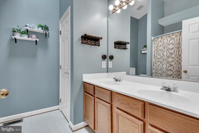 Building Photo - 123 Quiet Waters Pl