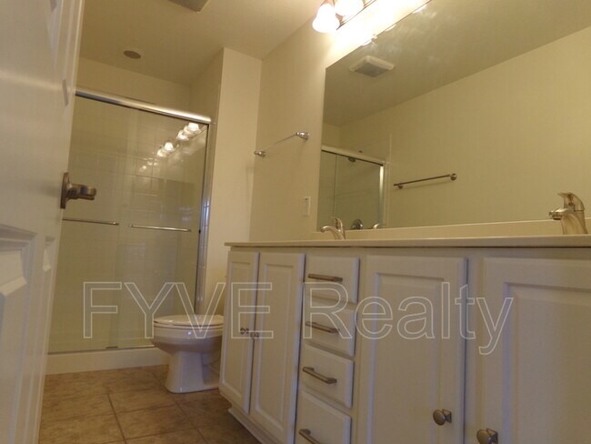 Building Photo - 467 Westgreen Ln