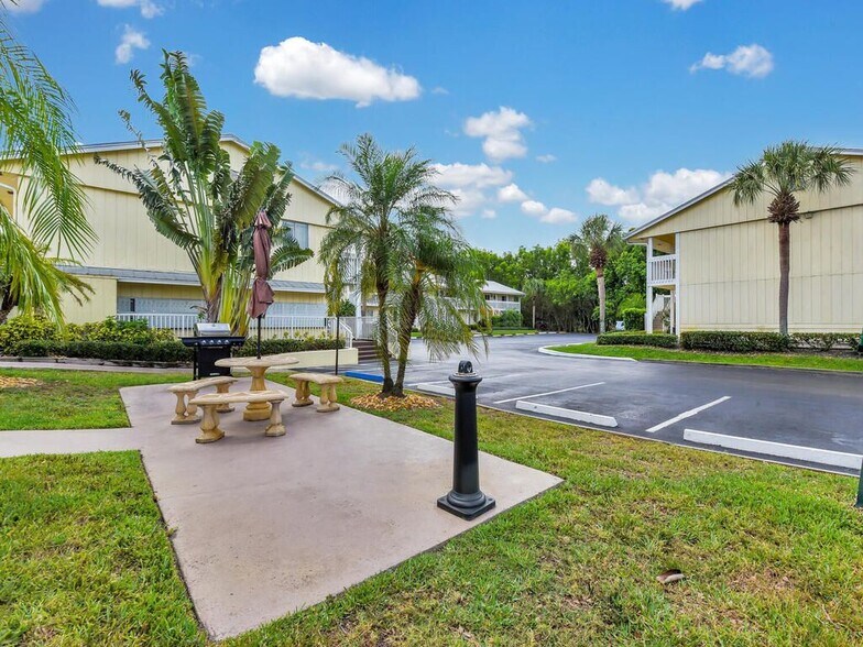 Building Photo - 4617 Bayshore Dr