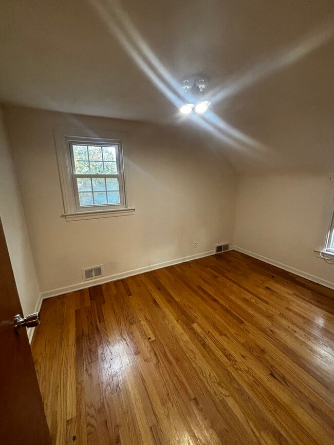 Building Photo - 2081 W Riverview Ave