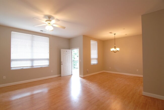Building Photo - Downtown City Living Spacious 1 bedroom 1 bathroom in the heart of Greensboro