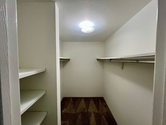 Building Photo - Nice 2 bed 2 bath second floor unit near Buckley Air Force base!