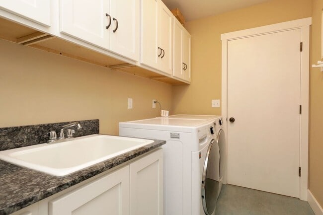 Building Photo - 2273 Lori Dr