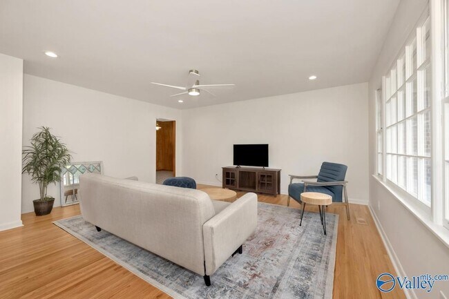 Building Photo - 1610 Chapman Ave NE