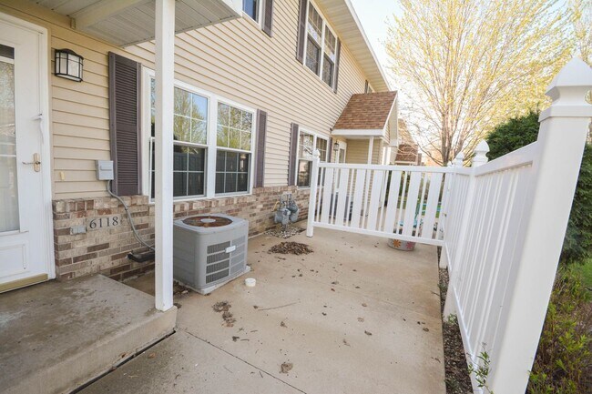 Building Photo - 2-story townhome in fantastic location!