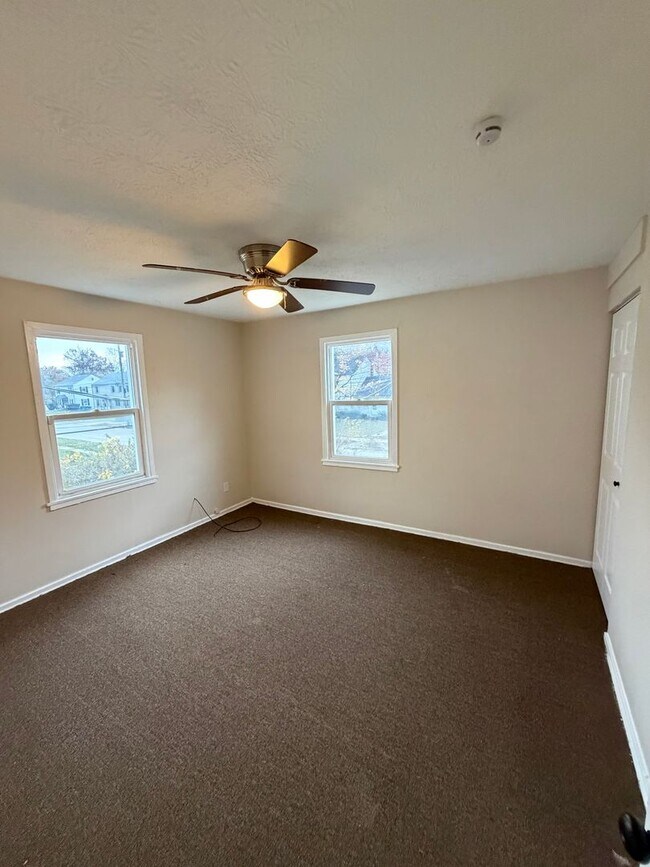 Building Photo - 852-852 S Central Dr