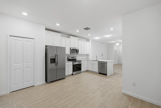 Building Photo - Available Now | Move-In Ready Rental in Prime SW Ocala Location