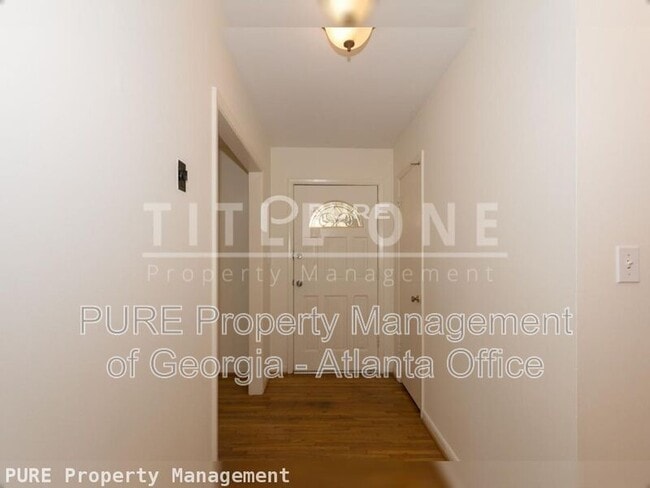 Building Photo - 2435 Woodacres Rd NE