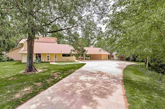 Building Photo - Spacious 3BR/2.5BA Retreat in Briarwood Estates – 3,000 Sq Ft, Updated & Full of Character!