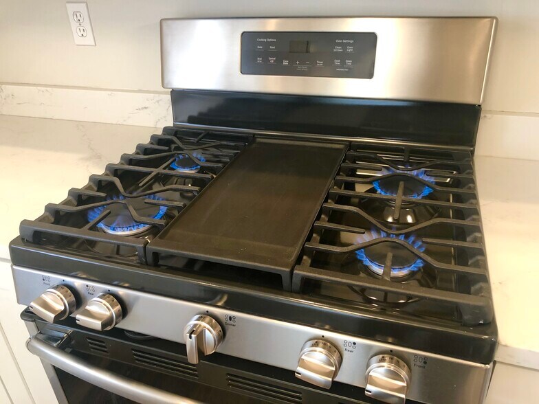 Building Photo - 909 N Hanley Rd