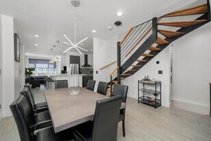 Building Photo - 2915 W Lyndale St