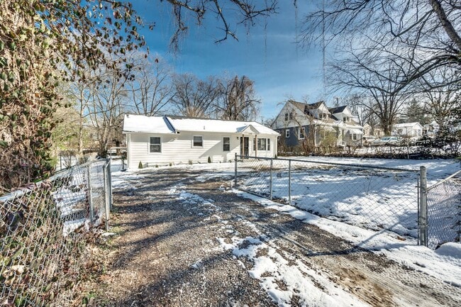 Building Photo - 3 Bed 2 Bath House w/Fenced Yard in East N...