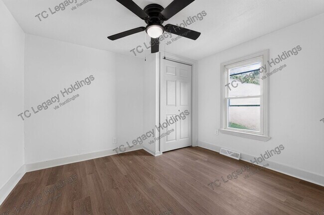 Building Photo - 649 Maple St