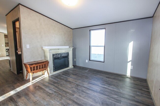 Building Photo - 3 bedroom 2 Bathroom - Horse Property