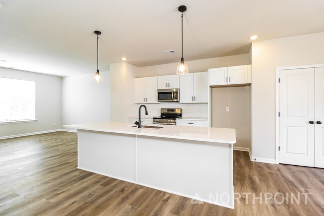 Building Photo - Beautiful 3BR 3.5BA Townhome w/ Full Appliance Kitchen Garage Parking in University