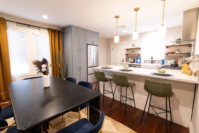 Building Photo - 725 Peddie St