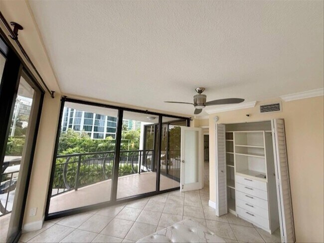 Building Photo - 2843 S Bayshore Dr