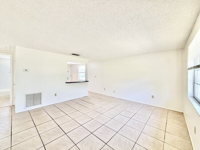 Building Photo - 7071 Bee Ridge Rd