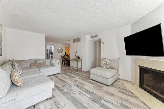 Building Photo - 11201 Lynbrook Dr