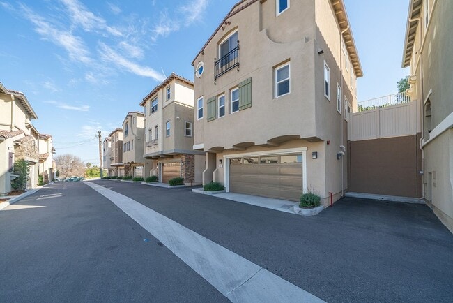 Building Photo - Gorgeous Lomita Townhome