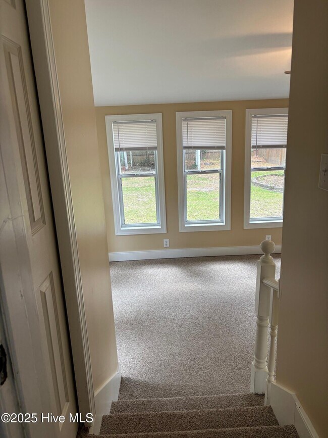 Building Photo - 609 River Hill Dr