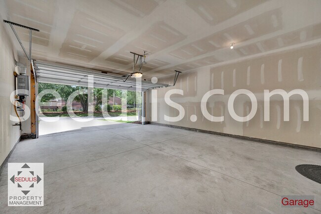 Building Photo - 4555 Mixson Ave