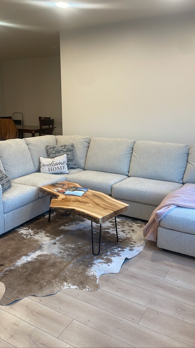 Building Photo - 2221 Willow Dr