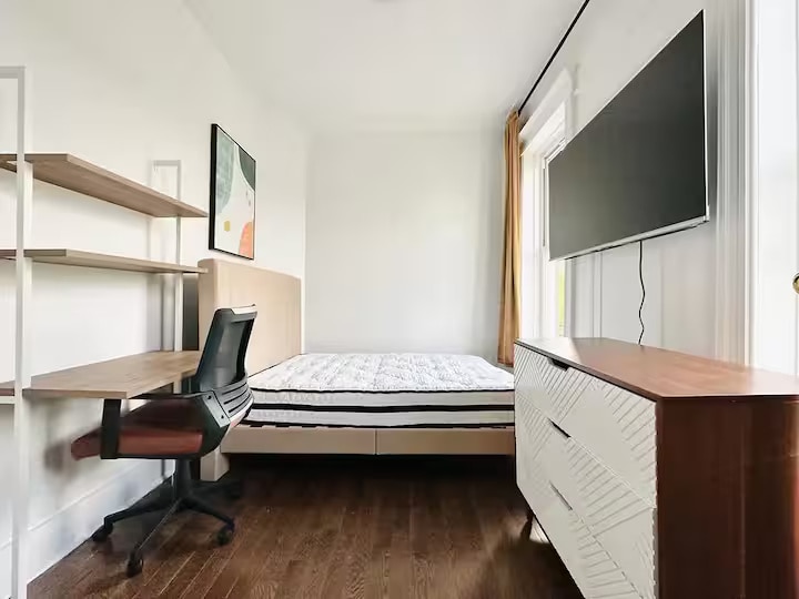 Building Photo - Furnished room/NOT APARTMENT